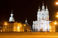 Upplyst Smolny domkyrka petersburg saint arkivbild Upplyst Smolny domkyrka petersburg saint arkivbild