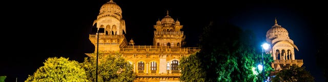 Upplysta Albert Hall Museum i Jaipur, Indien arkivfoto Upplysta Albert Hall Museum i Jaipur, Indien arkivfoto