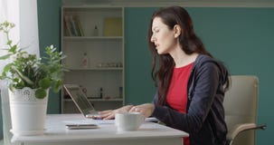 Uppriven brunettsmå och medelstora företagägare som belastas över dåliga försäljningar som sitter på arbetet för inrikesdeparteme lager videofilmer Uppriven brunettsmå och medelstora företagägare som belastas över dåliga försäljningar som sitter på arbetet för inrikesdeparteme lager videofilmer