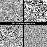 Uppsättning av den hand drog klottermodellen i vektor Zentangle bakgrund abstrakt seamless textur Etnisk klotterdesign med hennao royaltyfri illustrationer Uppsättning av den hand drog klottermodellen i vektor Zentangle bakgrund abstrakt seamless textur Etnisk klotterdesign med hennao royaltyfri illustrationer