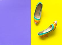 Uppsättning för modekvinnatillbehör Moderiktig modecolorfull skor häl oj lila- och gulingbakgrunden Royaltyfri Fotografi Uppsättning för modekvinnatillbehör Moderiktig modecolorfull skor häl oj lila- och gulingbakgrunden Royaltyfri Fotografi