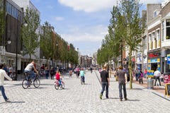 Upptagen shoppinggata i Dordrecht royaltyfri bild Upptagen shoppinggata i Dordrecht royaltyfri bild