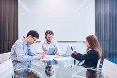 Upptaget affärsfolk som möter i en mötesrum, Multitask Teamwo royaltyfri foto Upptaget affärsfolk som möter i en mötesrum, Multitask Teamwo royaltyfri foto