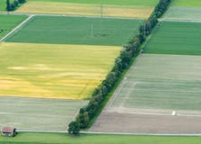 Uprawiający ziemię pola i rzędy drzewa z uprawy duster samolotem widzieć od above obraz stock Uprawiający ziemię pola i rzędy drzewa z uprawy duster samolotem widzieć od above obraz stock
