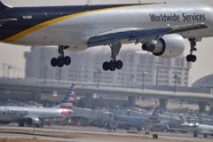UPS Boeing die 757 binnen voor het landen komen royalty-vrije stock afbeelding UPS Boeing die 757 binnen voor het landen komen royalty-vrije stock afbeelding