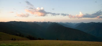 Uragano leggero Ridge delle montagne olimpiche di primo mattino immagine stock libera da diritti Uragano leggero Ridge delle montagne olimpiche di primo mattino immagine stock libera da diritti