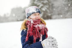 Urocza mała dziewczynka ma zabawę w pięknym zima parku Śliczny dziecko bawić się w śniegu obrazy stock Urocza mała dziewczynka ma zabawę w pięknym zima parku Śliczny dziecko bawić się w śniegu obrazy stock
