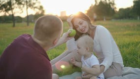 Uroczego rodzinnego łasowania pierwszy jabłko na lato pinkinie w parku zdjęcie wideo Uroczego rodzinnego łasowania pierwszy jabłko na lato pinkinie w parku zdjęcie wideo