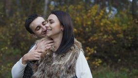 Uroczy para stojaki w uściskach delikatnie, one uśmiechają się i całują 4K zdjęcie wideo Uroczy para stojaki w uściskach delikatnie, one uśmiechają się i całują 4K zdjęcie wideo