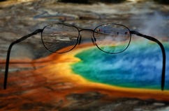 Uroczysty Graniastosłupowy basen przy Yellowstone parka narodowego szkłami Z obraz royalty free Uroczysty Graniastosłupowy basen przy Yellowstone parka narodowego szkłami Z obraz royalty free