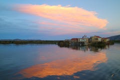 Uros Floating Islands al tramonto, il Titicaca, sito del patrimonio mondiale dell'Unesco in Puno, Perù immagine stock Uros Floating Islands al tramonto, il Titicaca, sito del patrimonio mondiale dell'Unesco in Puno, Perù immagine stock