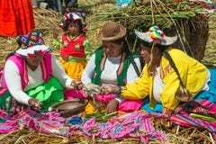 Uros ludzie, Spławowa wyspa, Peru Uros ludzie, Spławowa wyspa, Peru