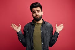 Ursnygg man med skeptikeruttryck royaltyfria bilder Ursnygg man med skeptikeruttryck royaltyfria bilder