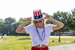 Ursnygg patriotisk blond modell Enjoying The 4th Juli Festivi arkivfoton Ursnygg patriotisk blond modell Enjoying The 4th Juli Festivi arkivfoton