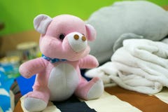 Urso de peluche cor-de-rosa colocado na cama fotografia de stock Urso de peluche cor-de-rosa colocado na cama fotografia de stock