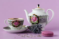 Urze roxa com o copo de chá antigo da porcelana com pires e te foto de stock Urze roxa com o copo de chá antigo da porcelana com pires e te foto de stock