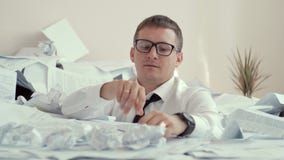 Urzędnik iść szalonym urzędnik tonie w wielkim stosie papier w białej koszula i szkła i pozwalaliśmy zbiory wideo Urzędnik iść szalonym urzędnik tonie w wielkim stosie papier w białej koszula i szkła i pozwalaliśmy zbiory wideo