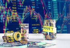 100 US-Dollars Banknoten und Geldmünzen mit Geld in Glas aga Lizenzfreies Stockbild 100 US-Dollars Banknoten und Geldmünzen mit Geld in Glas aga Lizenzfreies Stockbild