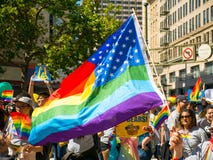 US-/prideflaggablanden på Sanen 2017 Francisco Gay Pride ståtar royaltyfri fotografi US-/prideflaggablanden på Sanen 2017 Francisco Gay Pride ståtar royaltyfri fotografi