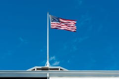 USA flaga przeciw niebu zdjęcia stock USA flaga przeciw niebu zdjęcia stock