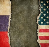 USA och ryska sönderrivna pappersflaggor Avbrott av diplomatisk förbindelse Arkivfoton USA och ryska sönderrivna pappersflaggor Avbrott av diplomatisk förbindelse Arkivfoton