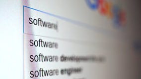 Usando el Search Engine de Internet para encontrar la información sobre software de la palabra Vídeo macro almacen de metraje de vídeo Usando el Search Engine de Internet para encontrar la información sobre software de la palabra Vídeo macro almacen de metraje de vídeo