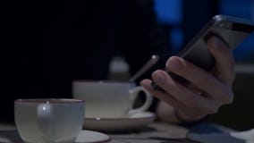 Usando el teléfono con la pantalla en café almacen de metraje de vídeo Usando el teléfono con la pantalla en café almacen de metraje de vídeo