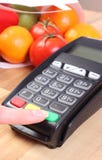 Usando el terminal del pago, las frutas y verduras, el pagar cashless hacer compras, incorporan número de identificación personal imágenes de archivo libres de regalías Usando el terminal del pago, las frutas y verduras, el pagar cashless hacer compras, incorporan número de identificación personal imágenes de archivo libres de regalías