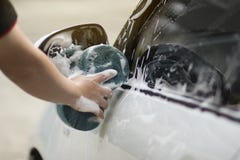 Use seu assistente para travar a esponja e para lustrar a janela de carro Lavagem de carros do conceito imagens de stock Use seu assistente para travar a esponja e para lustrar a janela de carro Lavagem de carros do conceito imagens de stock