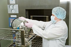 Usine pharmaceutique autoclave fonctionnant de travailleur pour la stérilisation de médecine image libre de droits Usine pharmaceutique autoclave fonctionnant de travailleur pour la stérilisation de médecine image libre de droits