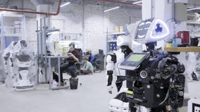 Usine pour la production des robots Le robot vaut démonté, souriant banque de vidéos Usine pour la production des robots Le robot vaut démonté, souriant banque de vidéos