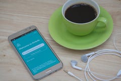 Uso abierto de Airbnb del teléfono de Moblie en la pantalla Airbnb es un sitio web para que la gente enumere, encuentre, y alquil foto de archivo Uso abierto de Airbnb del teléfono de Moblie en la pantalla Airbnb es un sitio web para que la gente enumere, encuentre, y alquil foto de archivo
