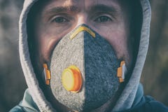 Uso della maschera antiinquinamento, dei virus reale e dello anti-smog di protezione fotografia stock libera da diritti Uso della maschera antiinquinamento, dei virus reale e dello anti-smog di protezione fotografia stock libera da diritti