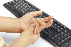 Uso doloroso da causa do dedo da mulher superior do teclado fotografia de stock Uso doloroso da causa do dedo da mulher superior do teclado fotografia de stock