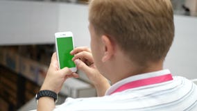 Uso moderno elegante listo de la forma de vida del hombre de negocios de Using Smartphone Urban de la tecnología céntrica profesi almacen de metraje de vídeo Uso moderno elegante listo de la forma de vida del hombre de negocios de Using Smartphone Urban de la tecnología céntrica profesi almacen de metraje de vídeo