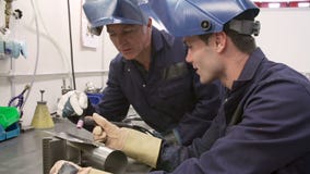 Uso TIG Welding Machine de Teaching Apprentice To del ingeniero metrajes Uso TIG Welding Machine de Teaching Apprentice To del ingeniero metrajes