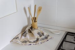 Ustensiles de cuisine et serviettes de cuisine en bois, décoration photo libre de droits Ustensiles de cuisine et serviettes de cuisine en bois, décoration photo libre de droits