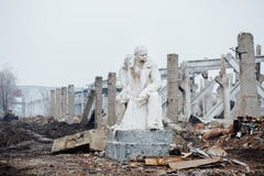 Uszkadzający Lenin statuy obsiadanie na krześle z książką w jego ręce obraz stock Uszkadzający Lenin statuy obsiadanie na krześle z książką w jego ręce obraz stock