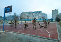 utbildande militära soldater på sportstadionUkraina övningar royaltyfri foto utbildande militära soldater på sportstadionUkraina övningar royaltyfri foto