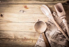 Utensili da cucina rustici con una ricetta fotografia stock libera da diritti Utensili da cucina rustici con una ricetta fotografia stock libera da diritti