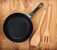 Utensili della cucina e della padella sulla tavola di legno Fotografie Stock Libere da Diritti Utensili della cucina e della padella sulla tavola di legno Fotografie Stock Libere da Diritti
