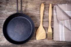Utensili della cucina e della padella sulla tavola di legno Fotografia Stock Utensili della cucina e della padella sulla tavola di legno Fotografia Stock