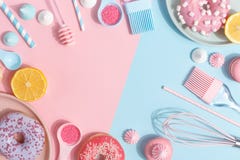 Utensili e strumenti della cucina, pasticcerie e dolci su un rosa e su un fondo blu Vista superiore Copi lo spazio fotografia stock libera da diritti Utensili e strumenti della cucina, pasticcerie e dolci su un rosa e su un fondo blu Vista superiore Copi lo spazio fotografia stock libera da diritti