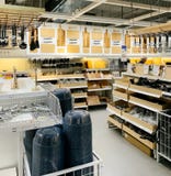 Utensílios da cozinha para a venda dentro da loja de IKEA foto de stock Utensílios da cozinha para a venda dentro da loja de IKEA foto de stock