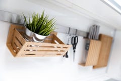Utensílios e decoração da cozinha que penduram na parede branca fotos de stock Utensílios e decoração da cozinha que penduram na parede branca fotos de stock