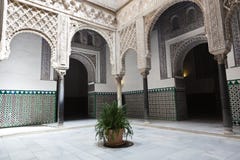 uteplats verkliga sevilla för alcazar de el en lasmunecas royaltyfri foto uteplats verkliga sevilla för alcazar de el en lasmunecas royaltyfri foto
