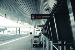 Utg?ngen av flygplatsen Pulkovo i Helgon-Petersburg- byggnad av flygplatsen med en signage och bagagesp?rvagnar och v?gen arkivbilder Utg?ngen av flygplatsen Pulkovo i Helgon-Petersburg- byggnad av flygplatsen med en signage och bagagesp?rvagnar och v?gen arkivbilder