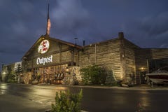Utica, New York, de V.S. - 3 SEPTEMBER, 2018: Het het buitenteken en embleem van Bass Pro Shops tijdens nacht Bass Pro Shops is e royalty-vrije stock afbeeldingen Utica, New York, de V.S. - 3 SEPTEMBER, 2018: Het het buitenteken en embleem van Bass Pro Shops tijdens nacht Bass Pro Shops is e royalty-vrije stock afbeeldingen