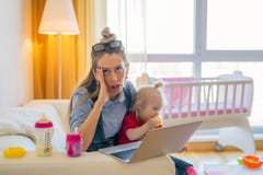 Utmattad kvinna med det lilla barnet royaltyfri foto Utmattad kvinna med det lilla barnet royaltyfri foto