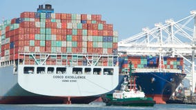 UTMÄRKTHET för lastfartyg som COSCO avgår porten av Oakland arkivbild UTMÄRKTHET för lastfartyg som COSCO avgår porten av Oakland arkivbild